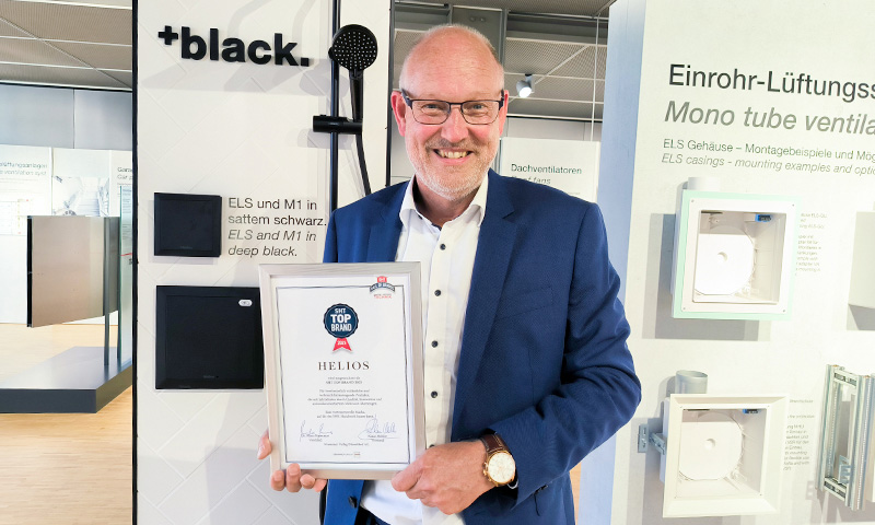 Geschäftsführer Gunther Müller mit der Auszeichnung SHT Top Brand 2025 für Helios Ventilatoren